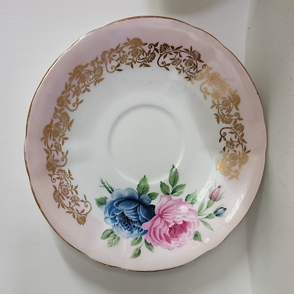 Windsor Teacup & Saucer With Pink And Blue Roses, rare find - Picture 5 of 7